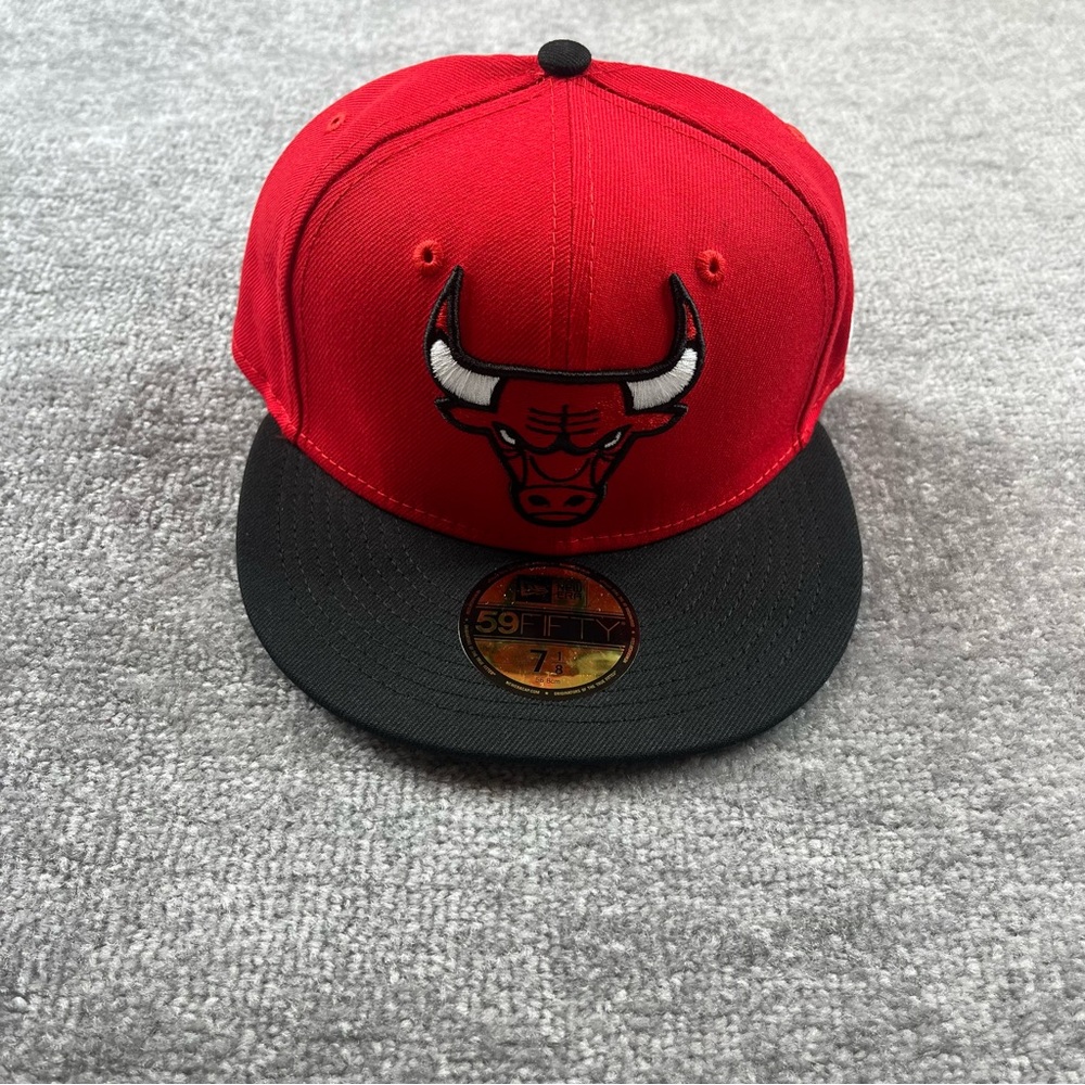 NBA Chicago Bulls New Era 2 Toned Black/Red 59Fifty Fitted Hat Size 7 1/8
